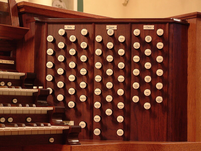Organ console with stop knobs