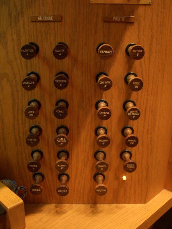 Organ console with stop knobs