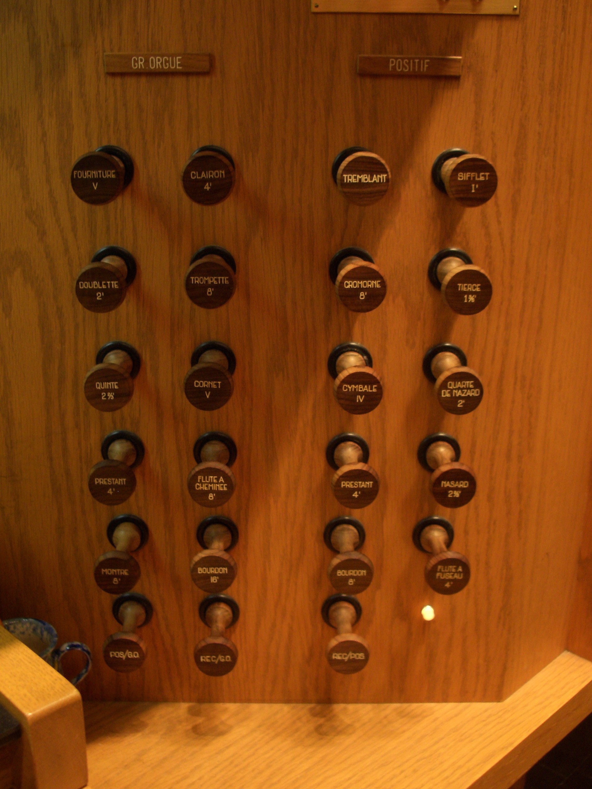 Organ console with stop knobs