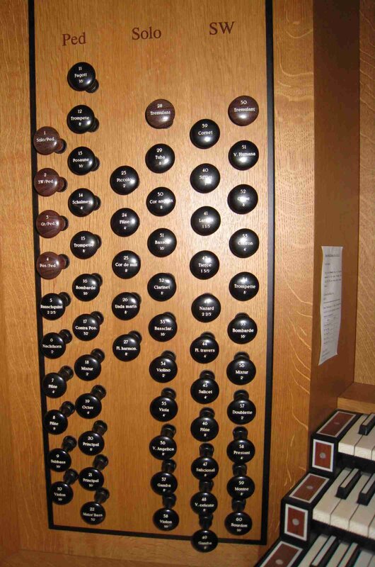 Organ console with stop knobs
