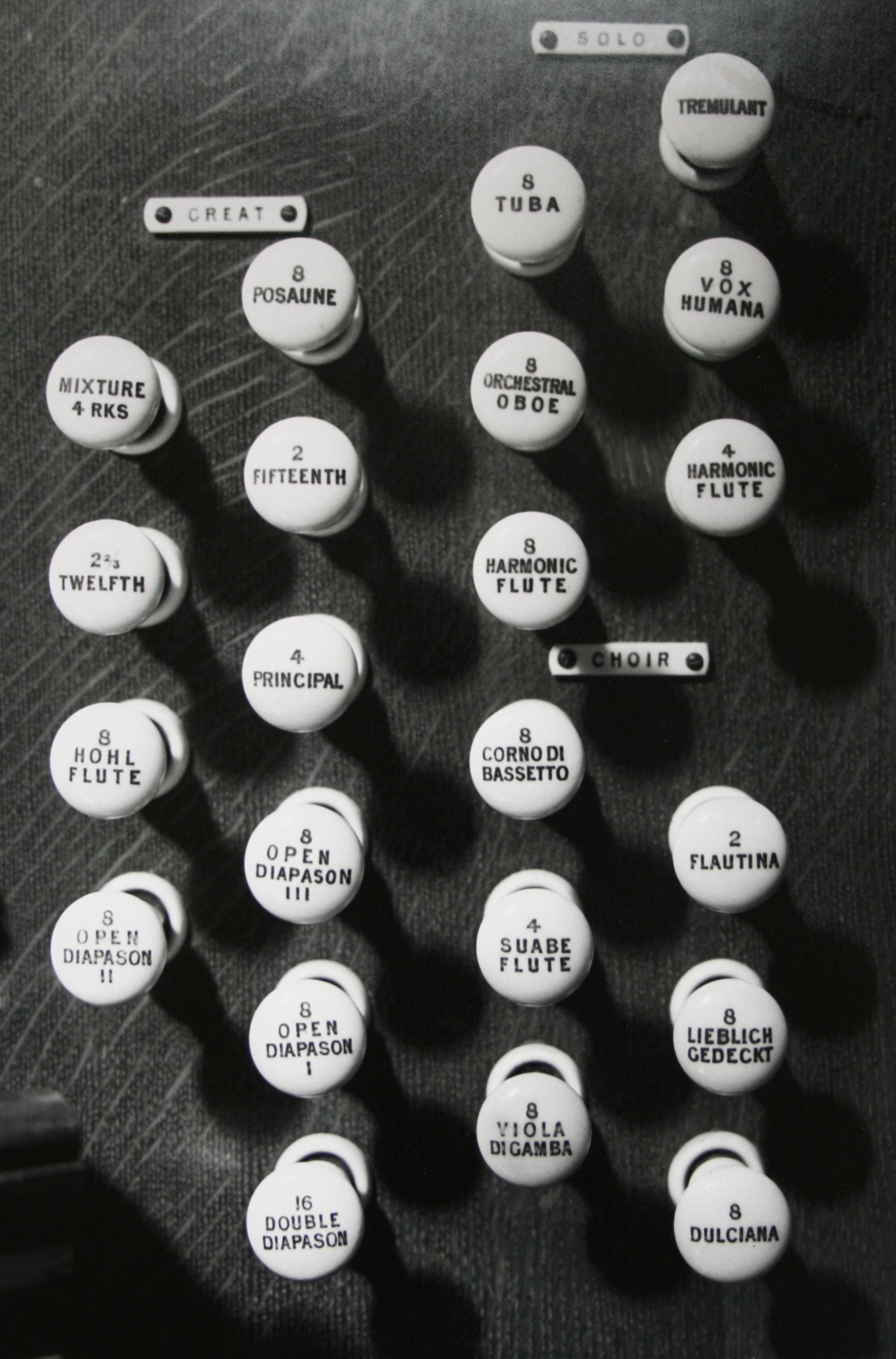 Organ console with stop knobs