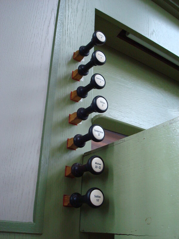 organ stop knobs on console
