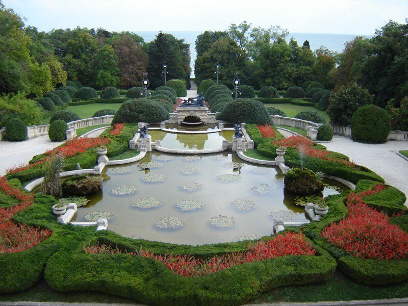 Ornamental Garden Fountain — Green