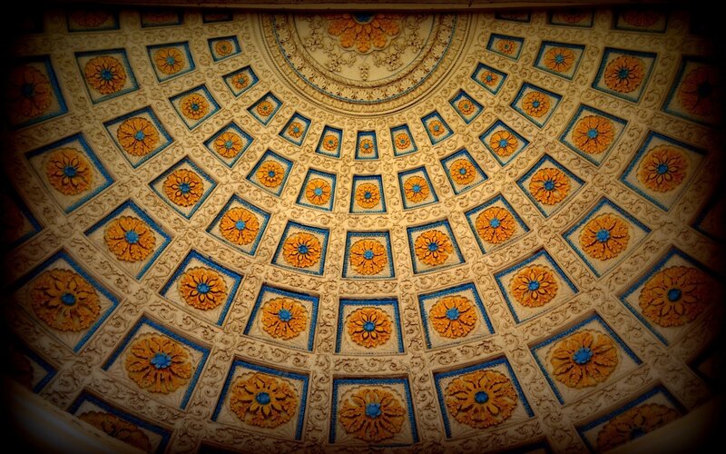 ornate ceiling with floral patterns