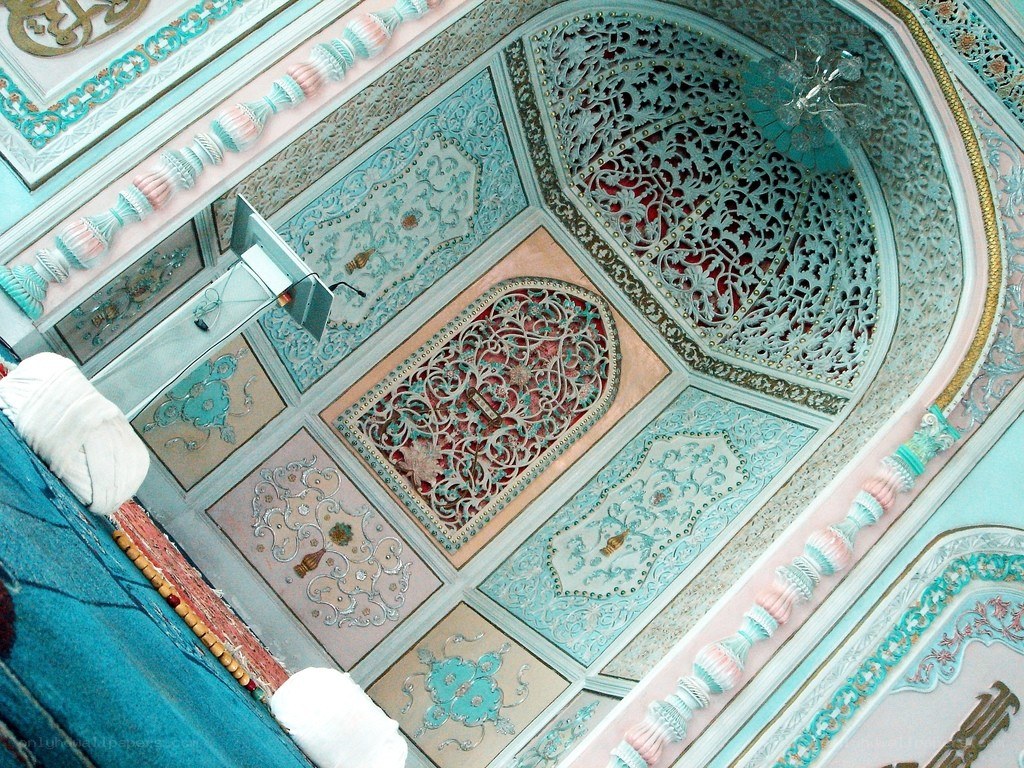 ornate ceiling with intricate designs
