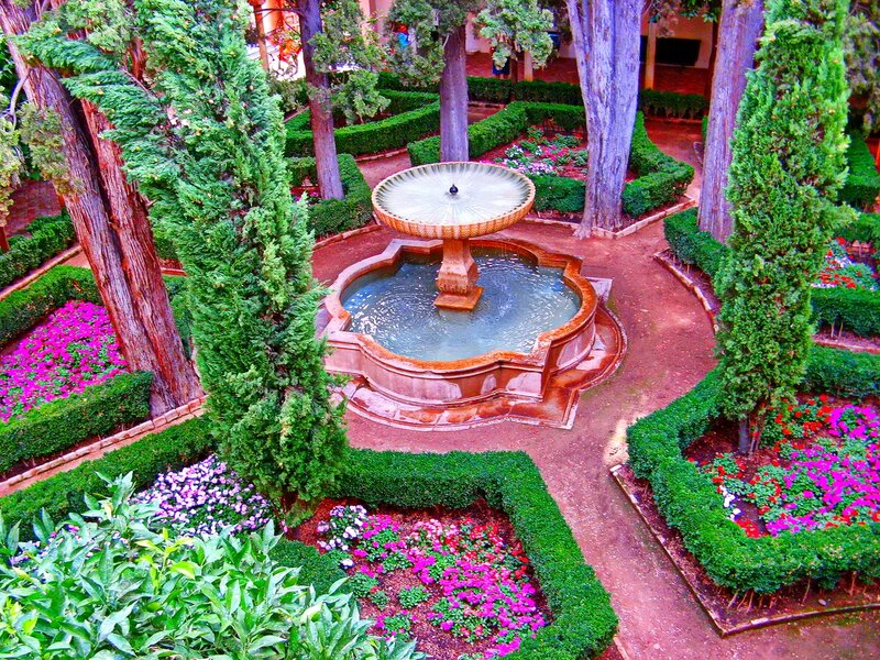 Ornate Fountain in Garden — Green