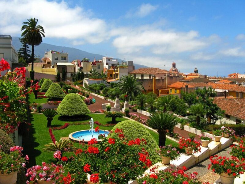 Ornate Garden with Fountain — Green
