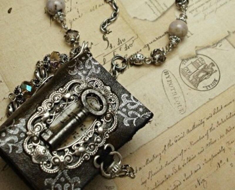 Ornate Key Pendant — Black