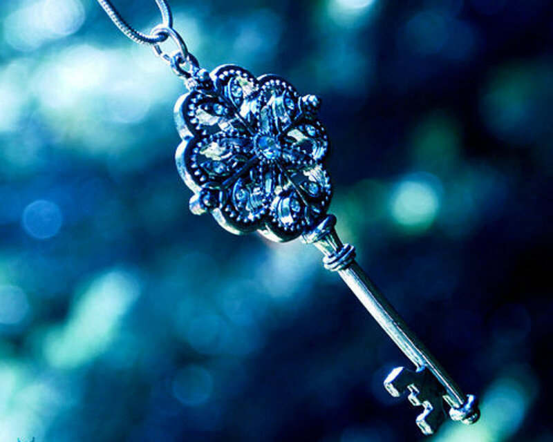 Ornate Key Pendant — Blue, Mysterious