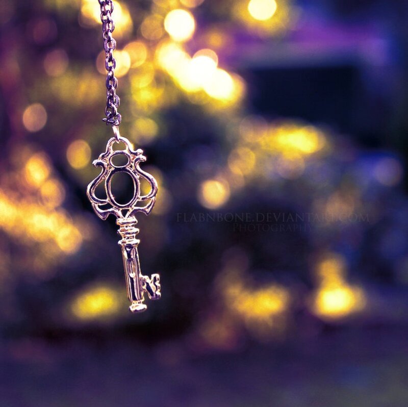 Ornate Key Pendant — Gold, Dreamy
