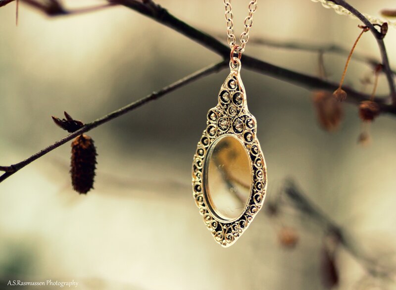 Ornate Pendant on Branch — Gold