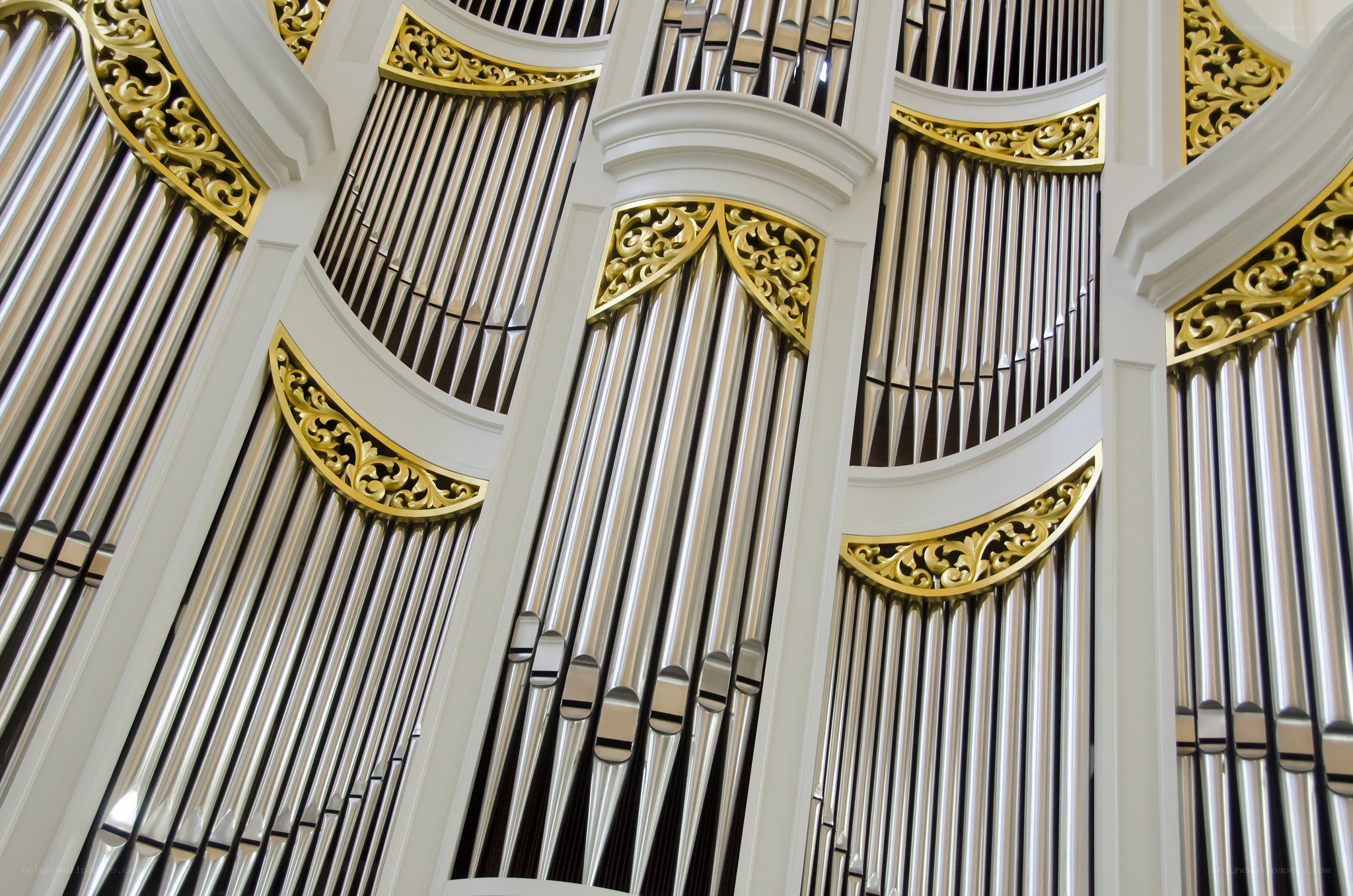 ornate pipe organ facade
