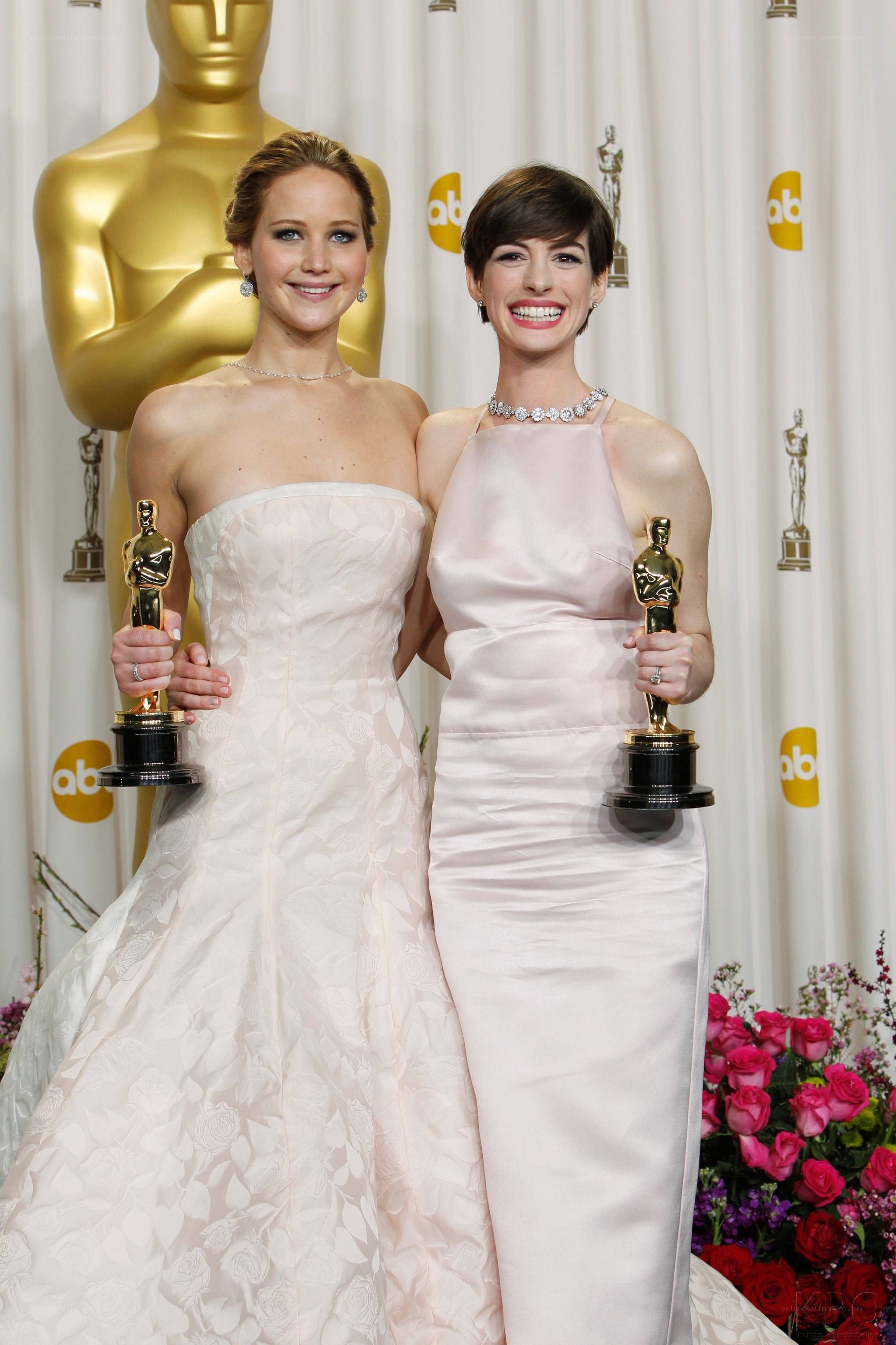 Oscar winners pose with awards