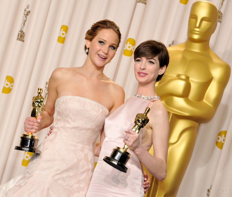 Oscar winners pose with awards
