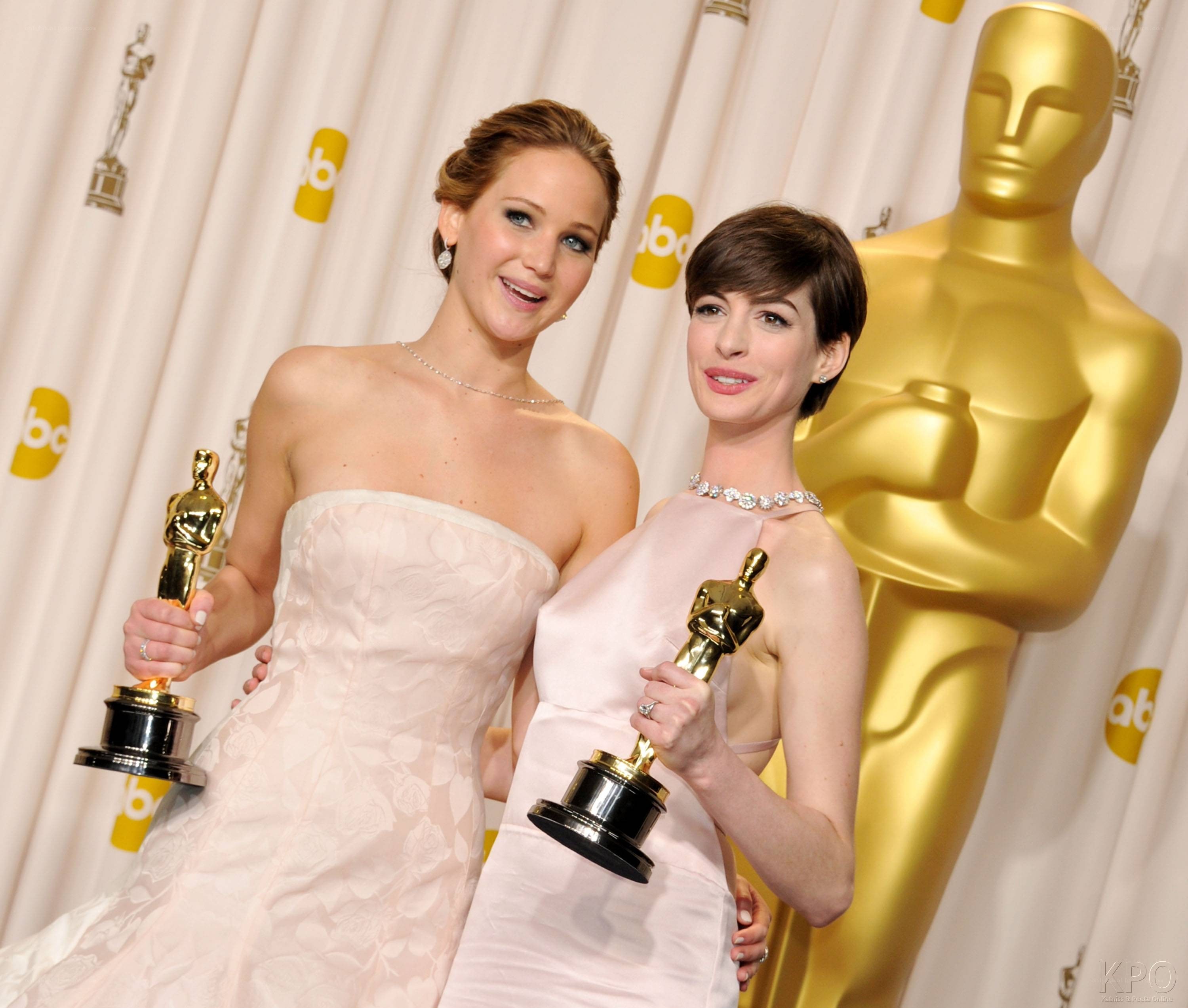 Oscar winners pose with awards