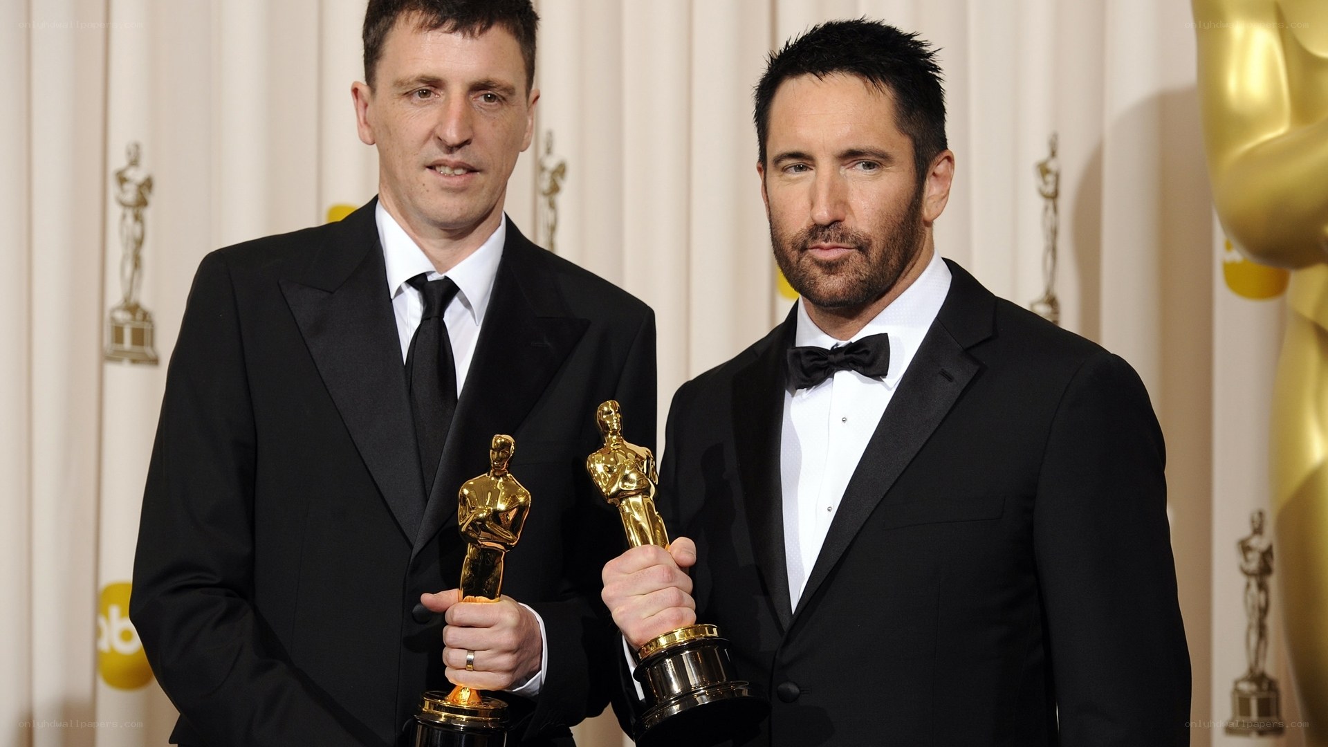 Oscar winners pose with awards