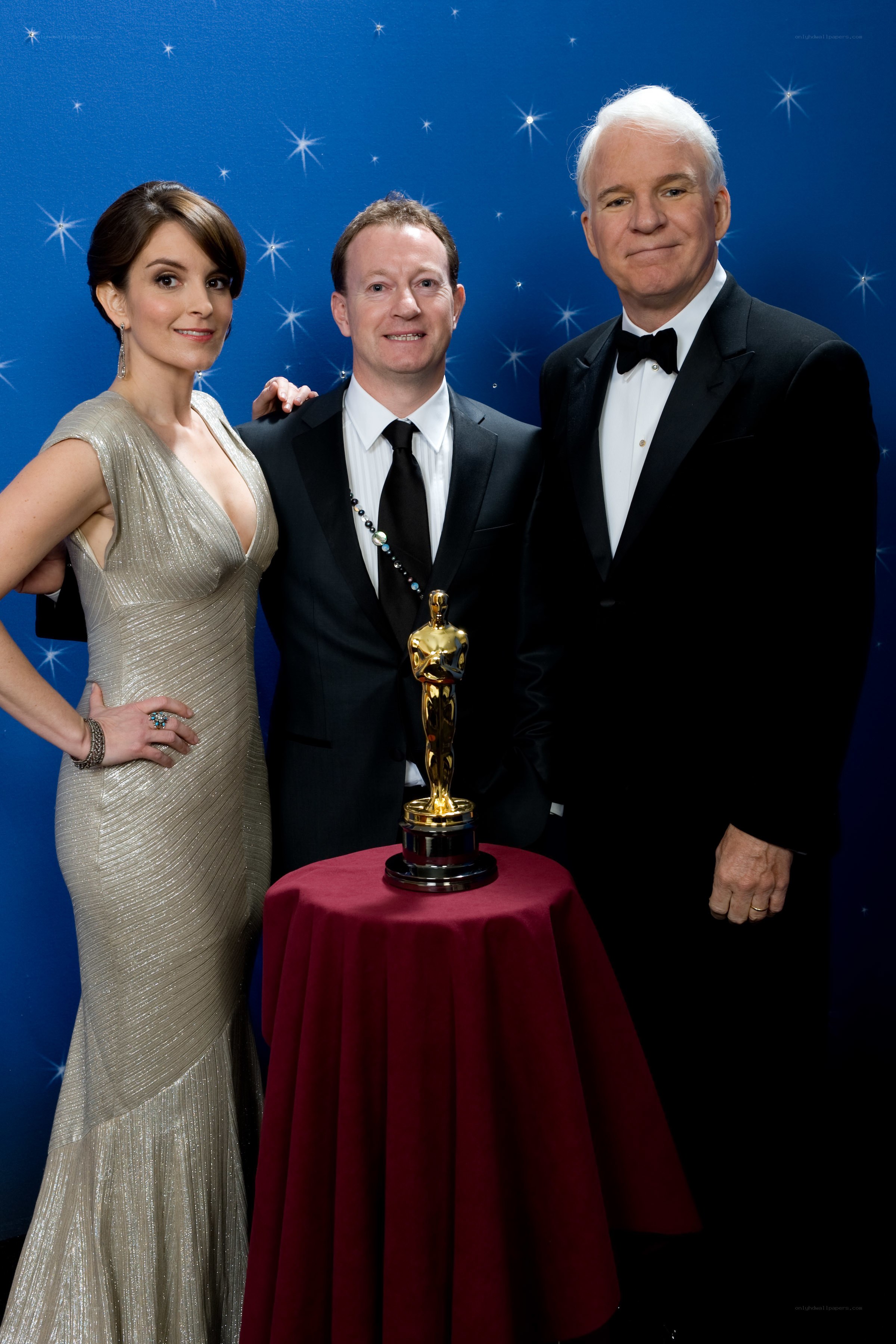 Oscar winners pose with statuette