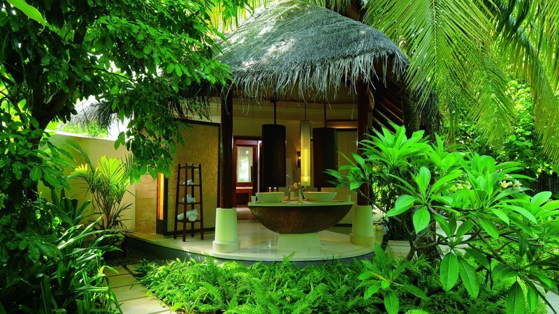Outdoor Bathroom with Sink — Green