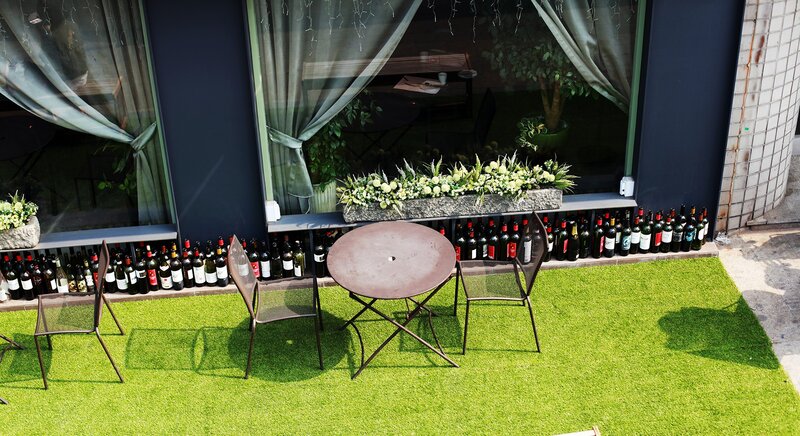 Outdoor Cafe Seating — Green, Calm