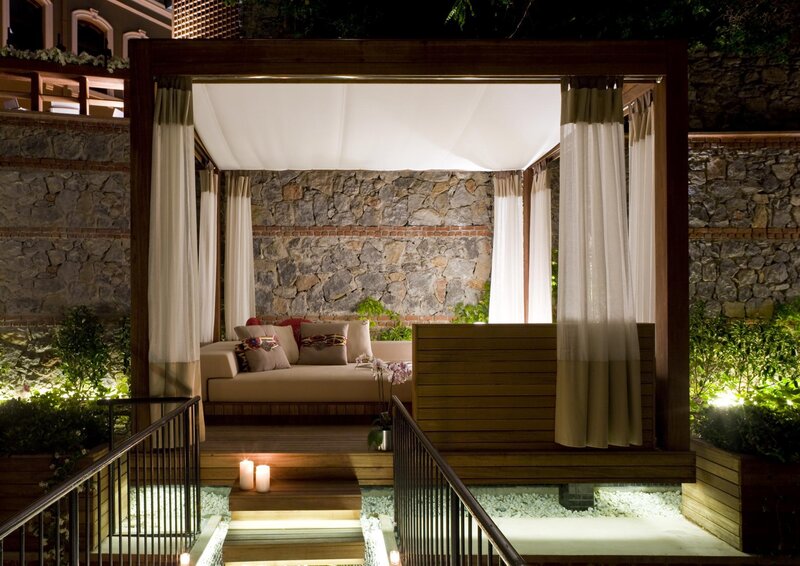 Outdoor Canopy Bed