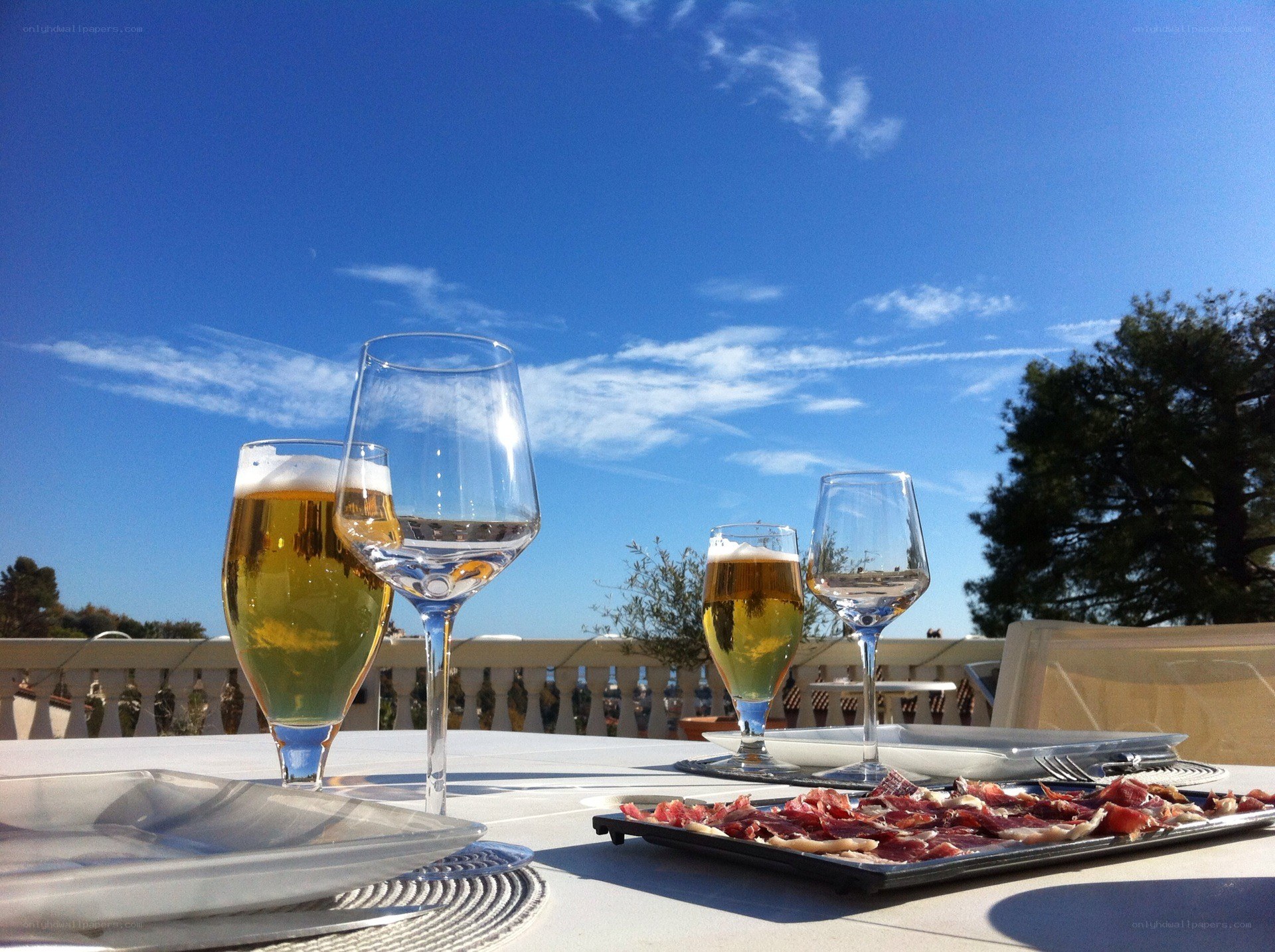 Outdoor dining with drinks and meat