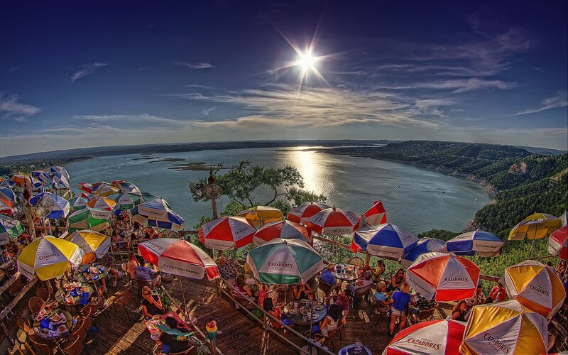 Outdoor restaurant with lake view