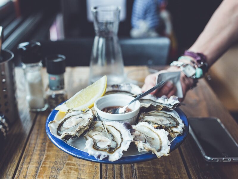 Oysters on a Plate — Blue
