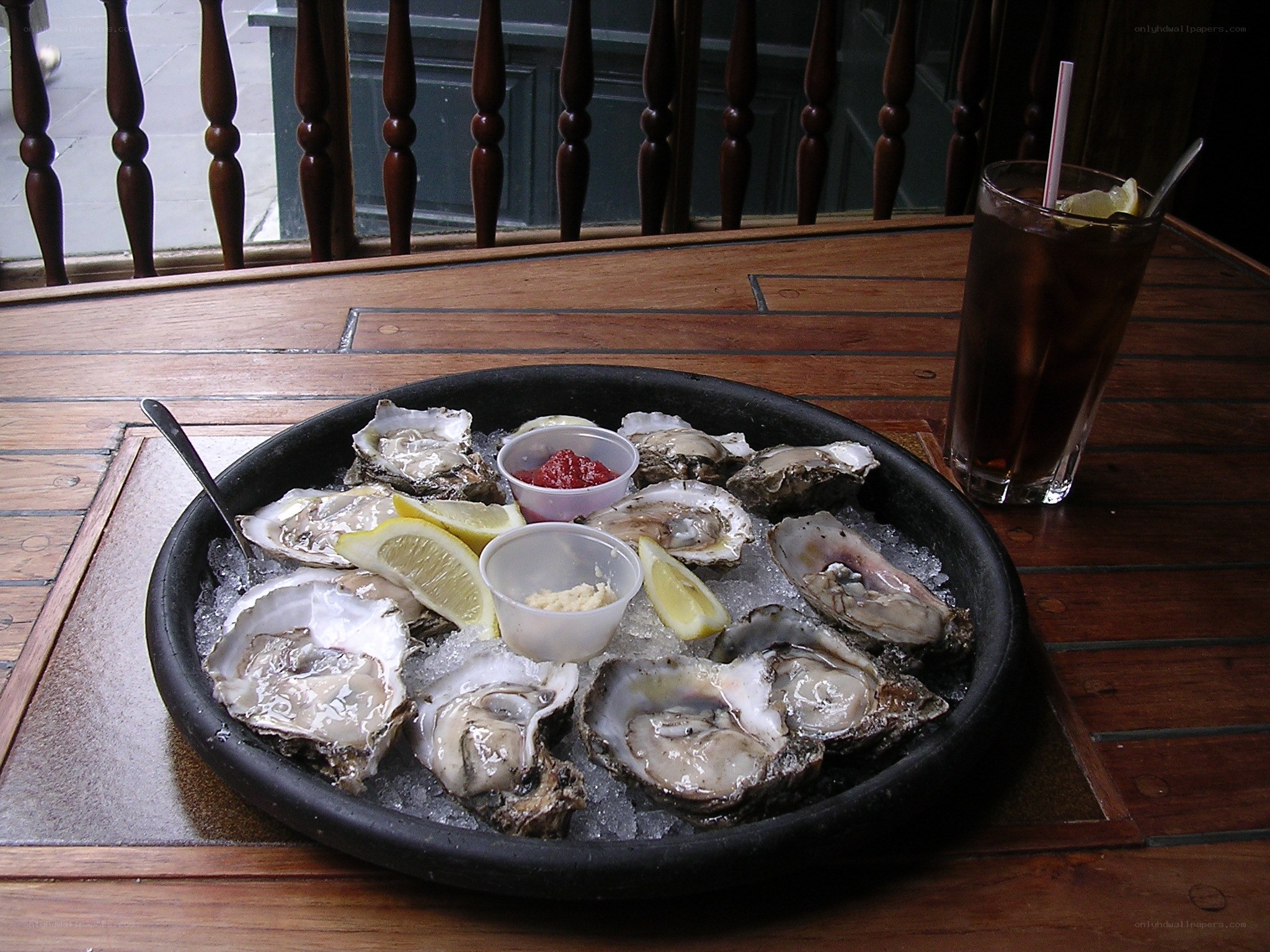 Oysters on ice with drinks