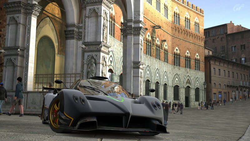 Pagani Huayra in Piazza del Duomo
