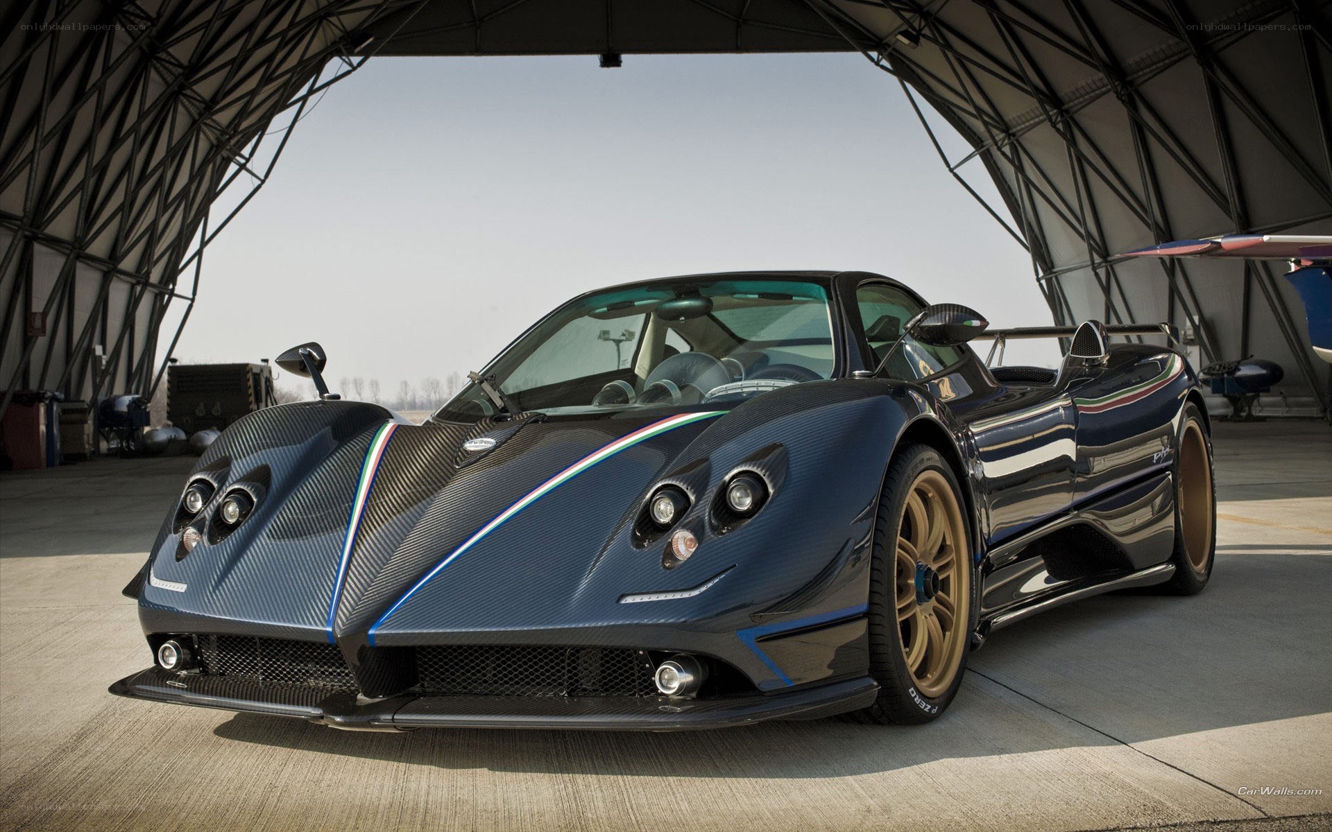 Pagani Zonda in hangar