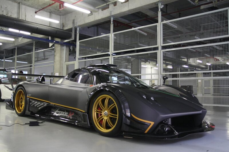 Pagani Zonda R in a garage