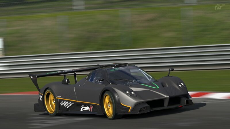 Pagani Zonda R on track