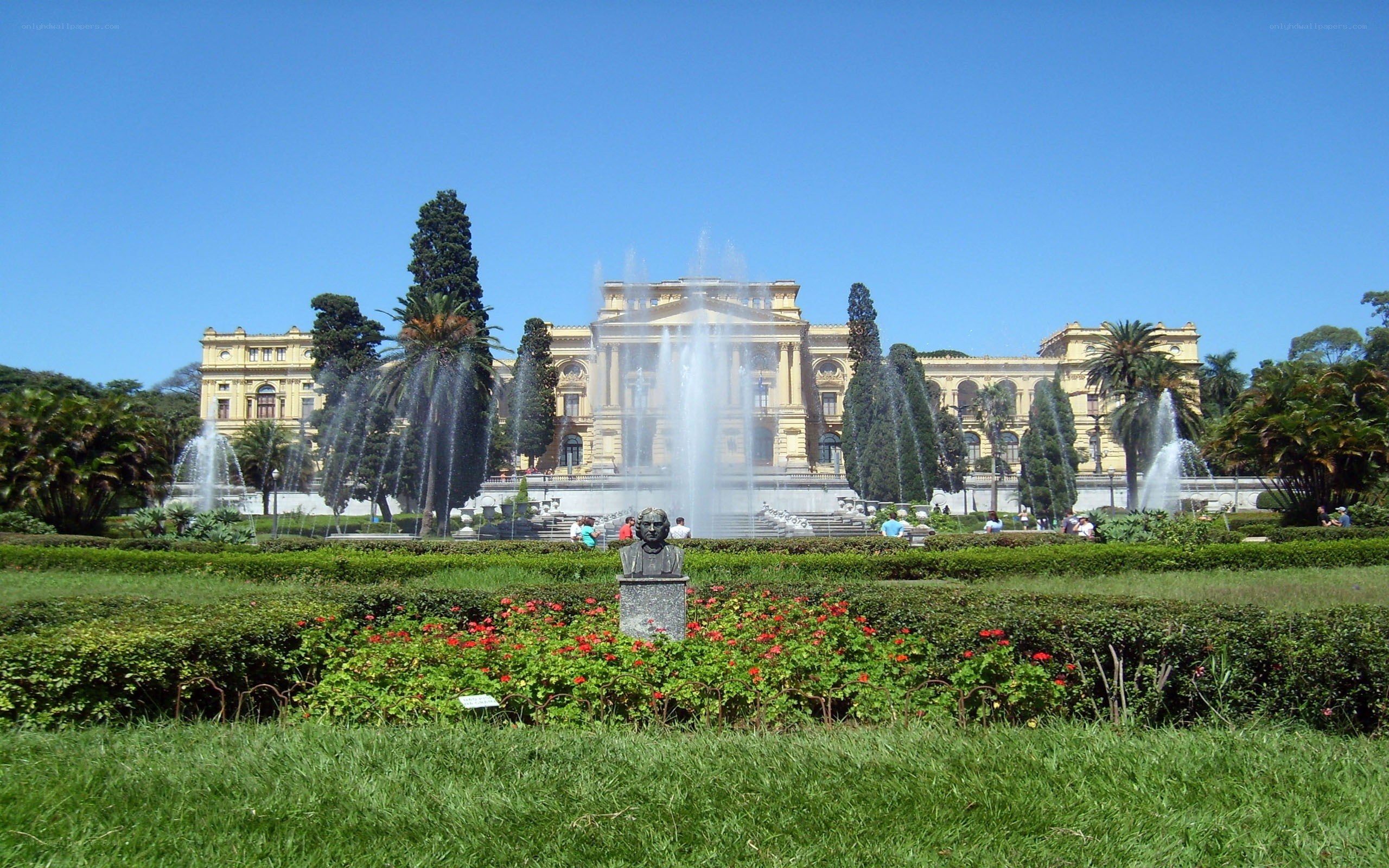 Palace and fountain in Rio de Janeiro