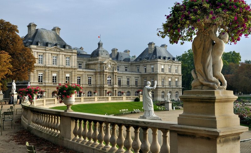 Palace and garden in Paris
