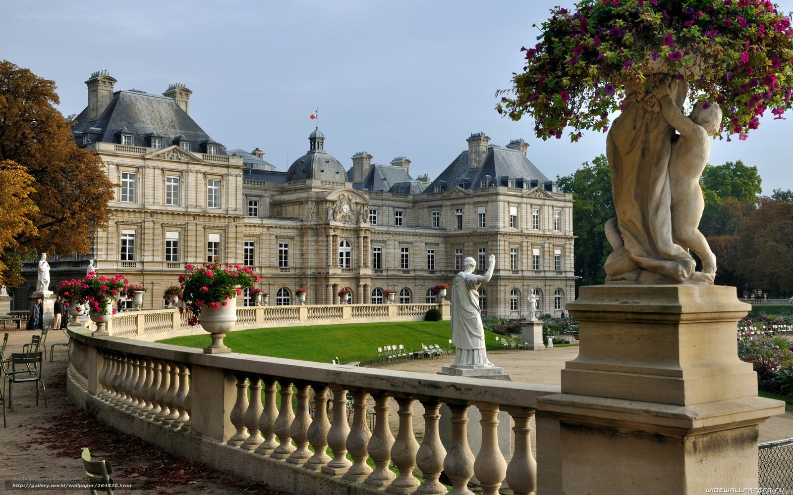 Palace and garden in Paris