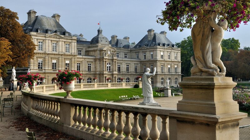 Palace and gardens in Paris