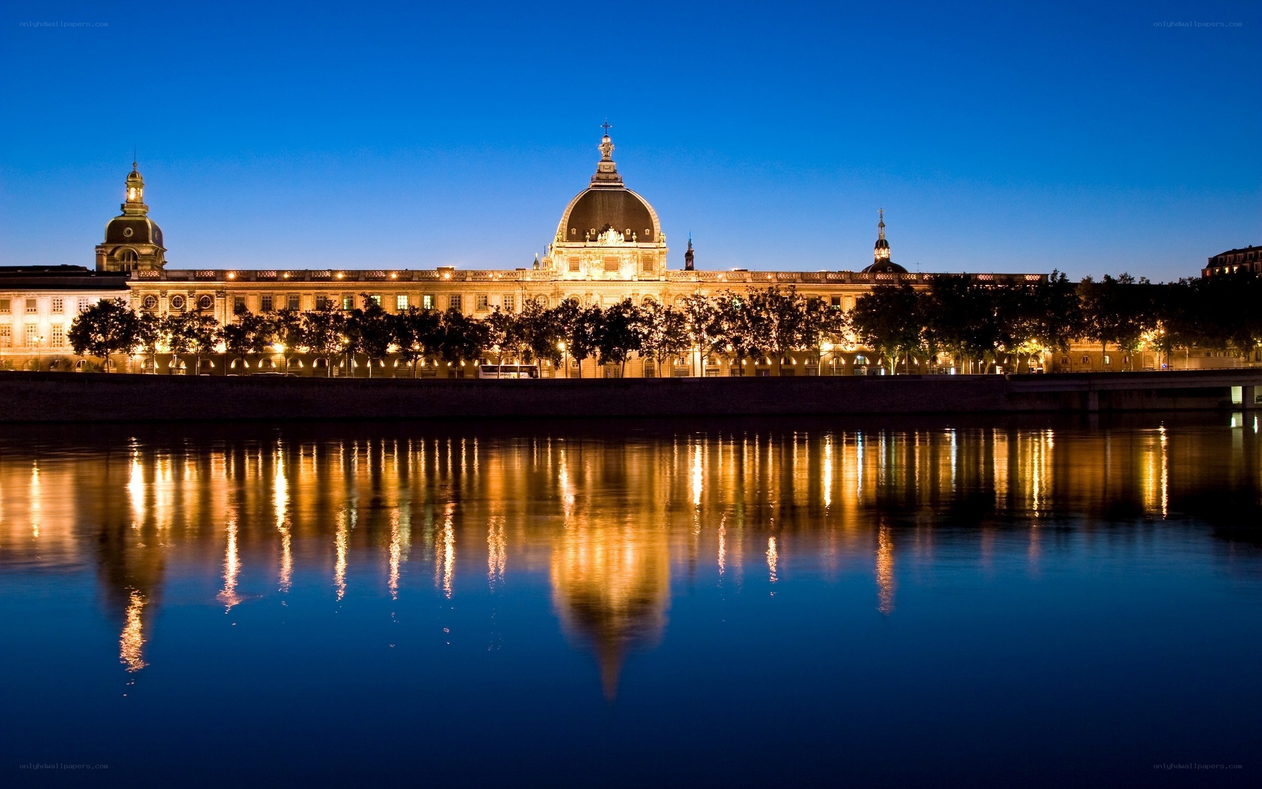 Palace of the Popes at dusk