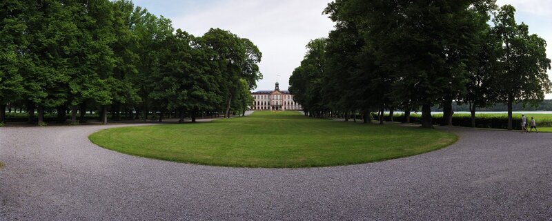 palace with circular lawn