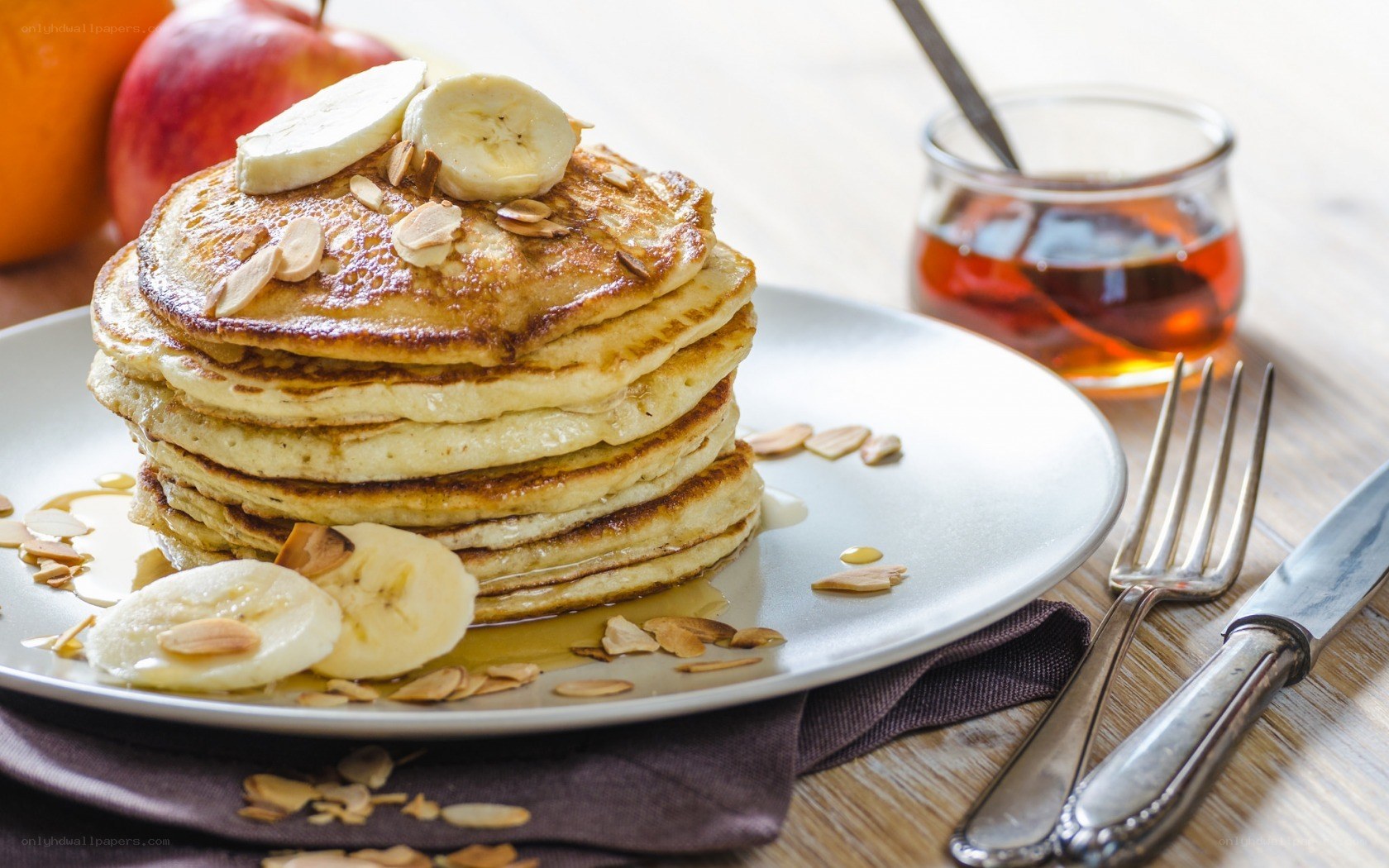 Pancakes with bananas and syrup
