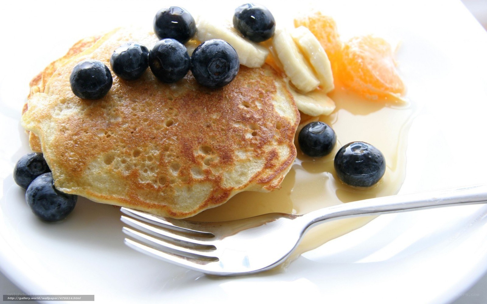 Pancakes with fresh fruit