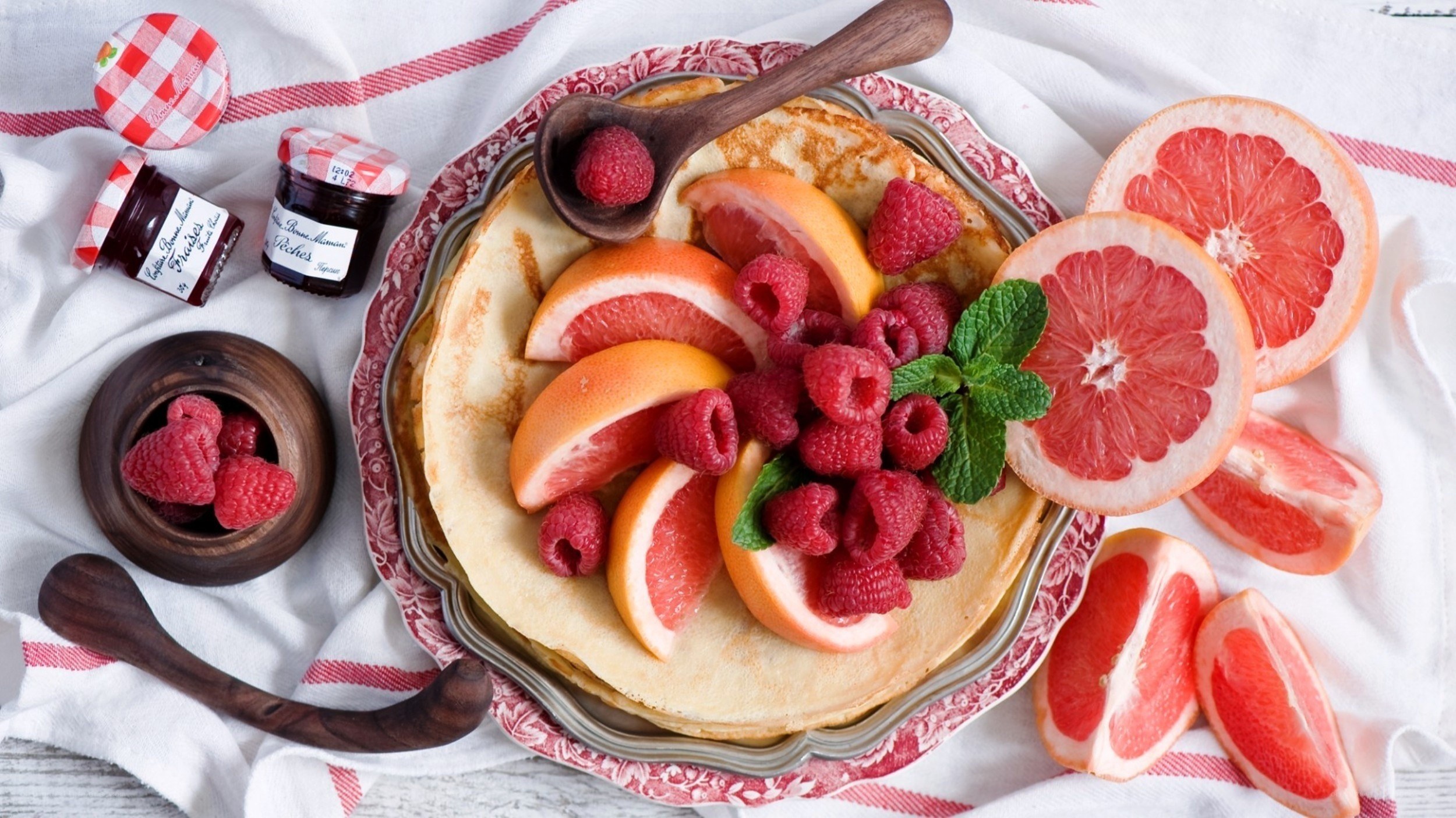 Pancakes with fruit and jam