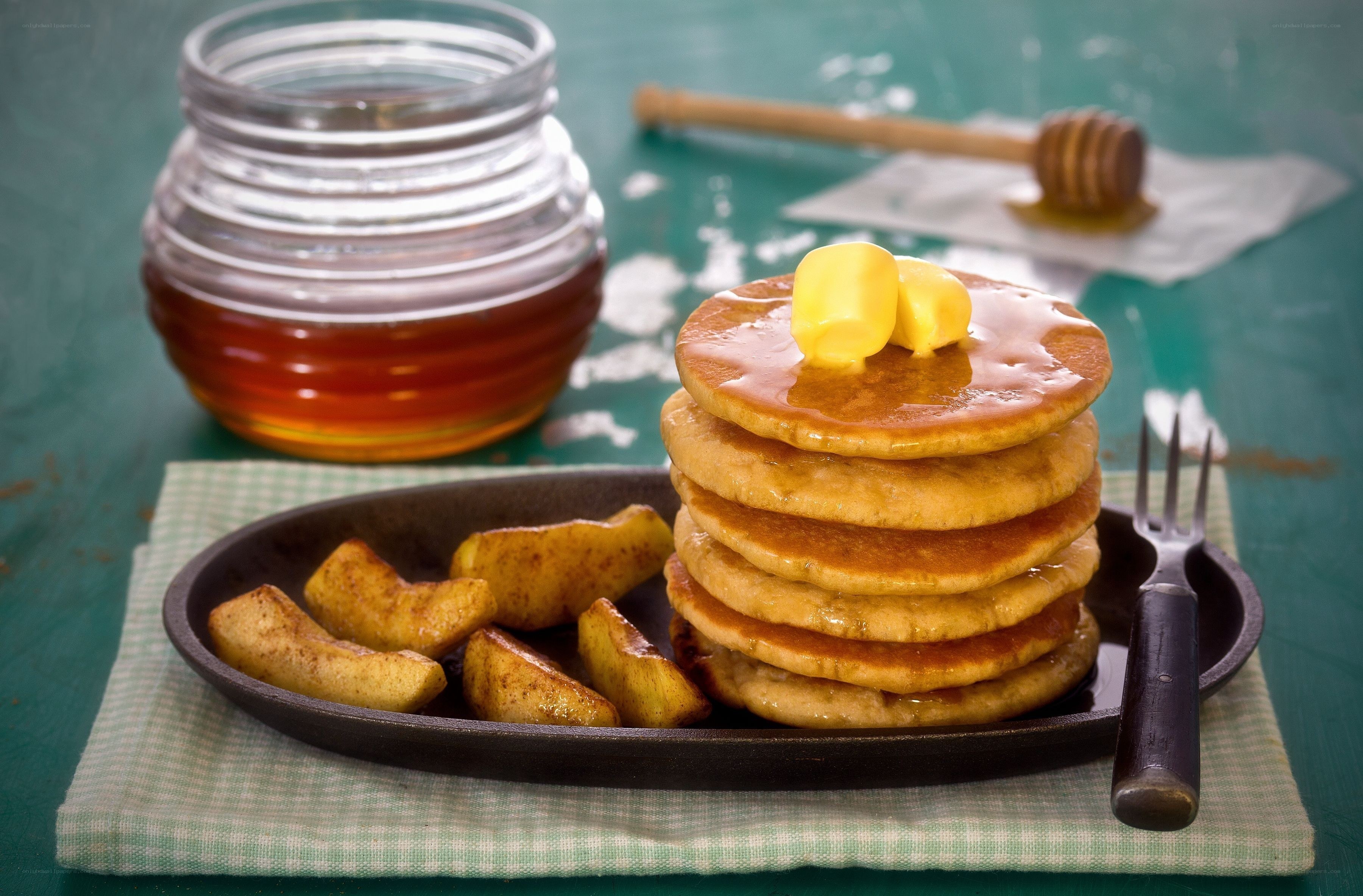 Pancakes with honey and apples