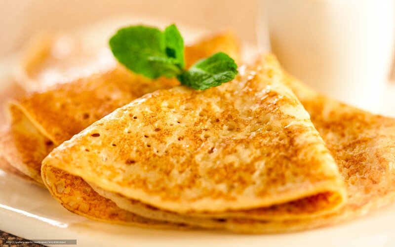 Pancakes with mint garnish
