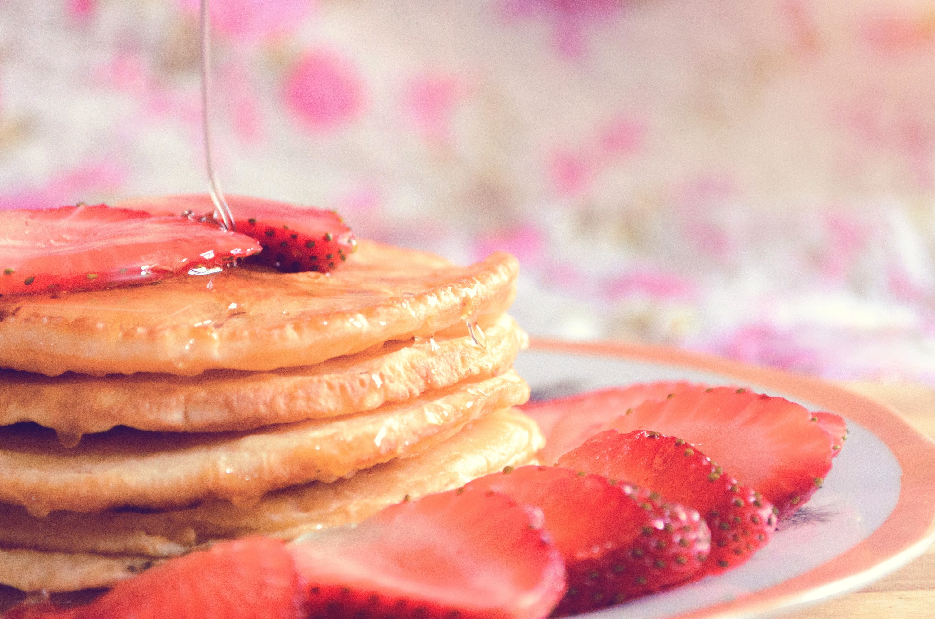 Pancakes with strawberries and syrup
