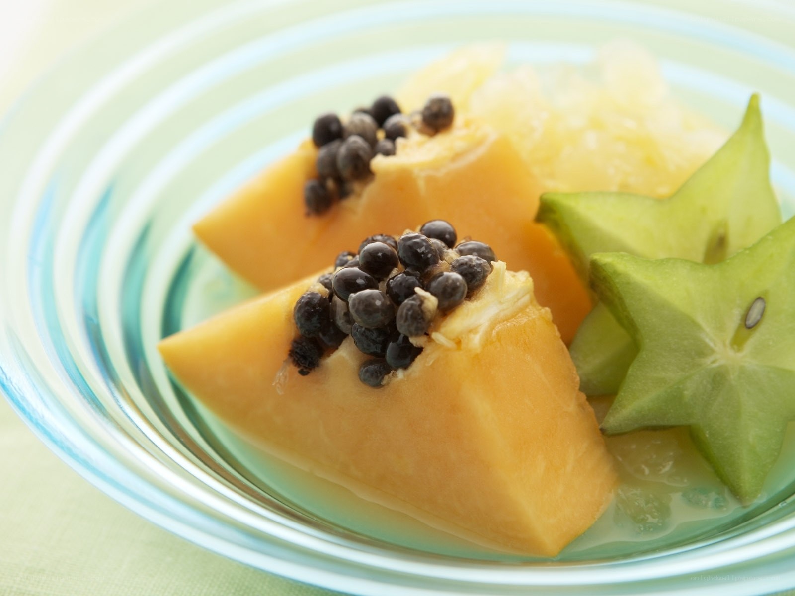 Papaya and star fruit slices