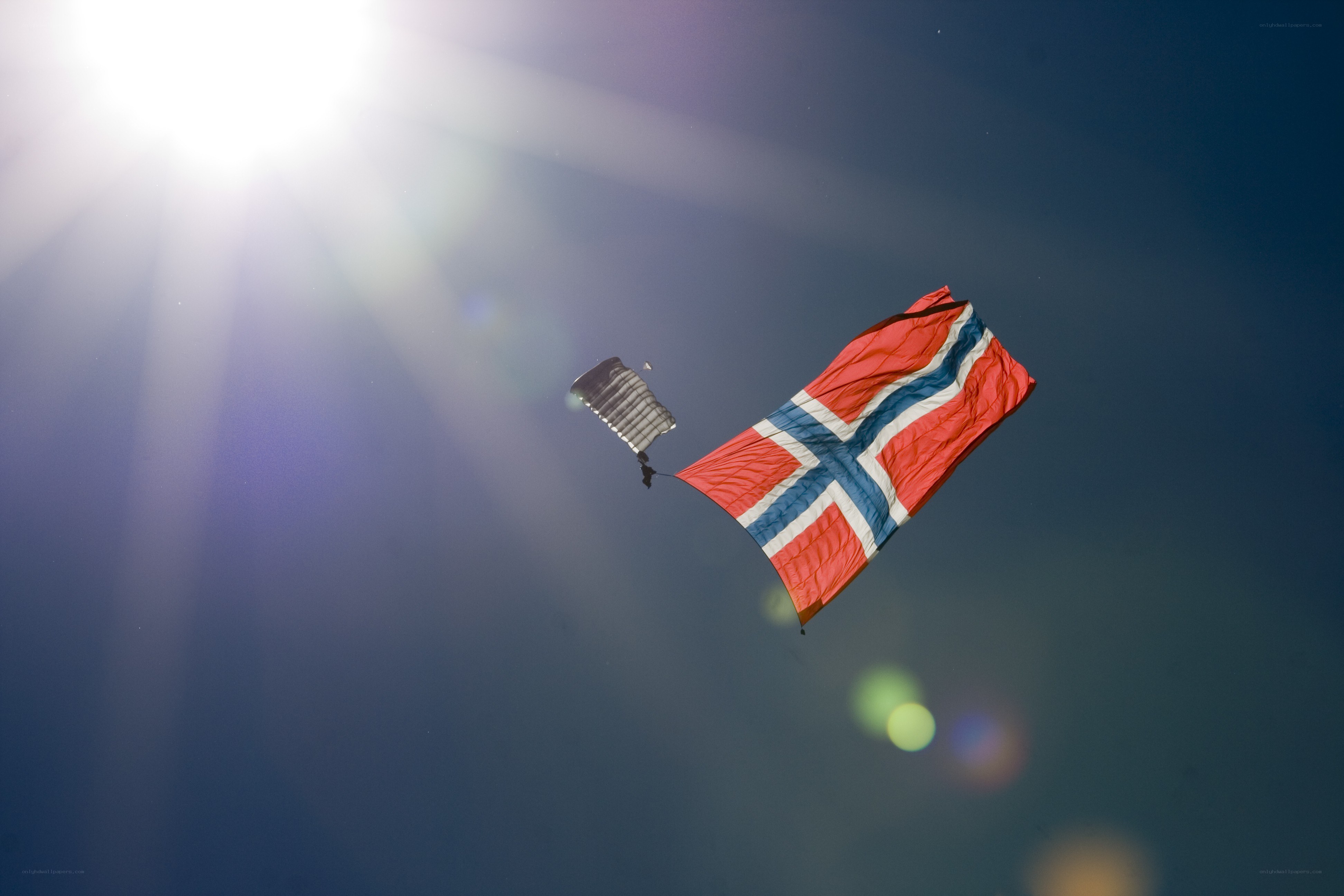 Parachutist with Norwegian flag