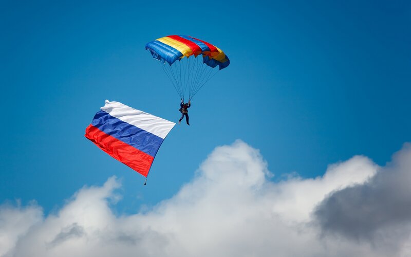 Parachutist with Russian flag