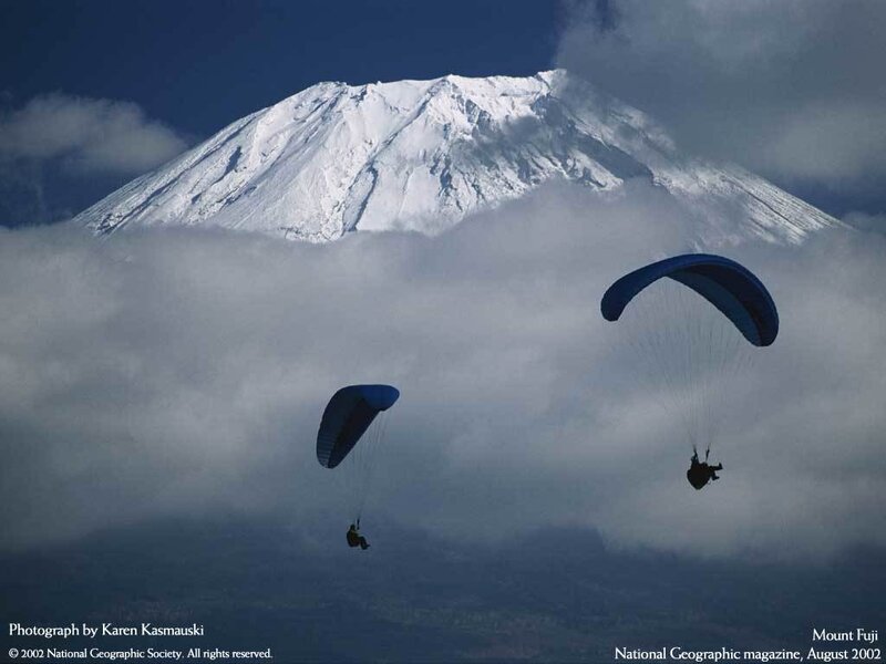 Paragliders near Mount Fuji
