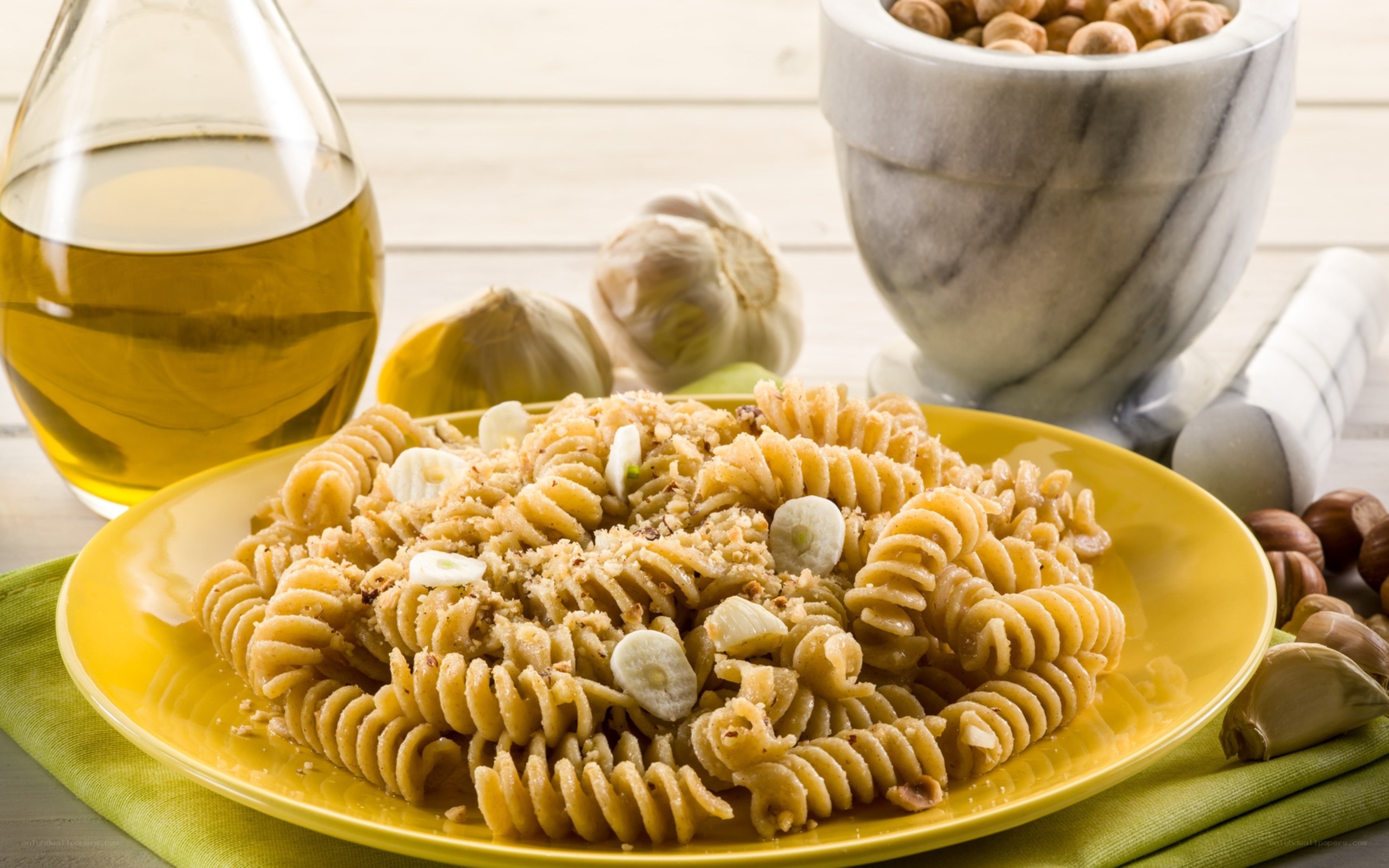 Pasta with garlic and hazelnuts