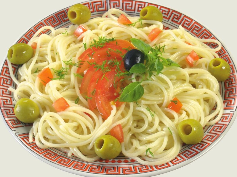 Pasta with olives and tomatoes